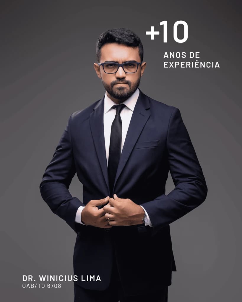 Homem de terno azul e gravata preta, usando óculos, em foto de estúdio com a mensagem “+10 anos de experiência” e o nome Dr. Winicius Lima.